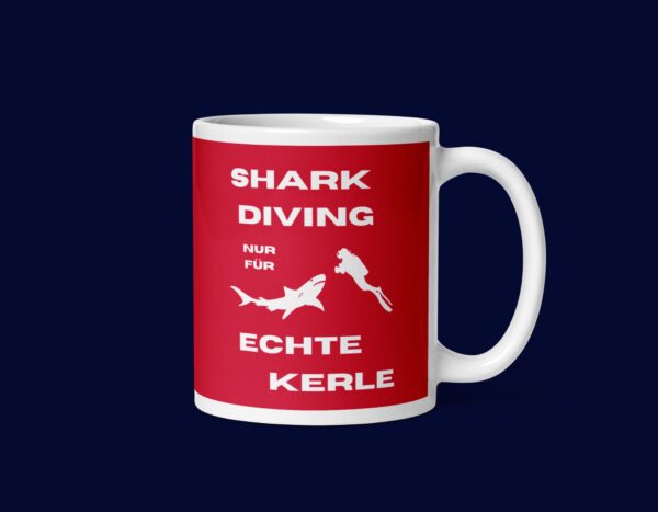 Shark Diving nur für Echte Kerle gefährlich roter Hintergrund White glossy mug - Image 2