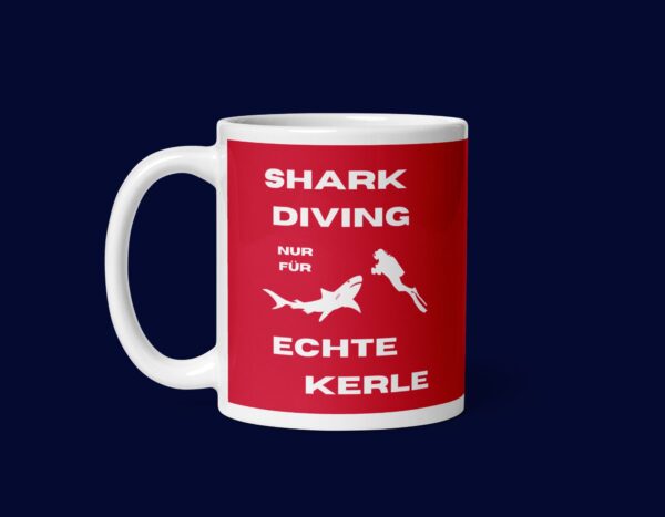 Shark Diving nur für Echte Kerle gefährlich roter Hintergrund White glossy mug - Image 3