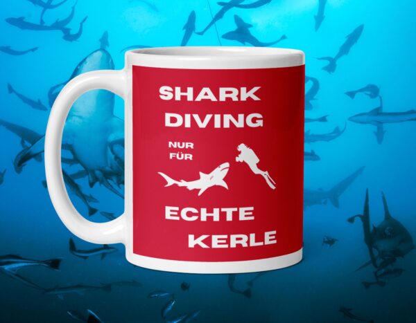 Shark Diving nur für Echte Kerle gefährlich roter Hintergrund White glossy mug