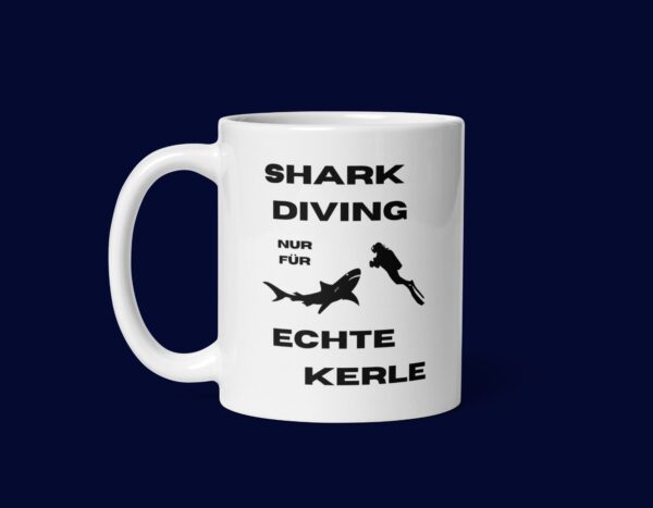 Shark diving nur für Echte Kerle gefährlich White glossy mug - Image 3