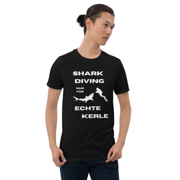 Shark Diving nur für Echte Kerle gefährlich Short-Sleeve Unisex T-Shirt - Image 7