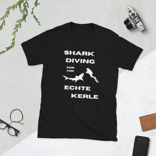 Shark Diving nur für Echte Kerle gefährlich Short-Sleeve Unisex T-Shirt - Image 4