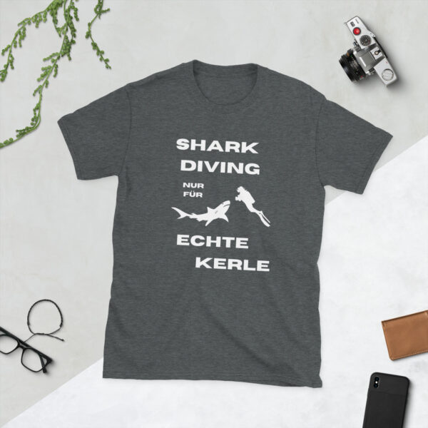 Shark Diving nur für Echte Kerle gefährlich Short-Sleeve Unisex T-Shirt - Image 3